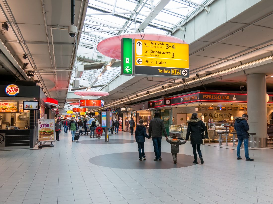 De Grote Markt op Schiphol met terrassen en de Grote Kerk