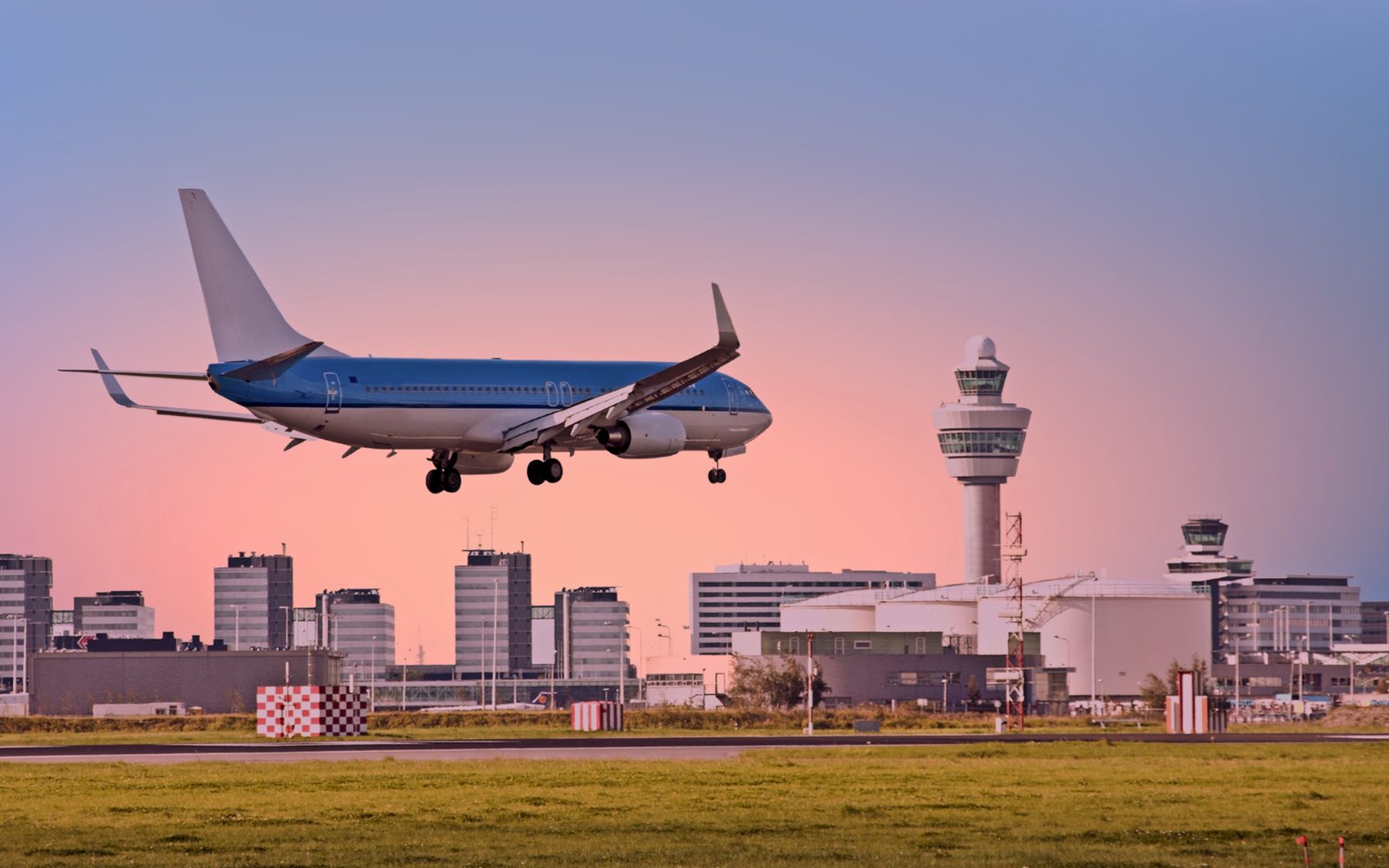 De Grote Kerk en het kasteel van Schiphol weerspiegeld in het water