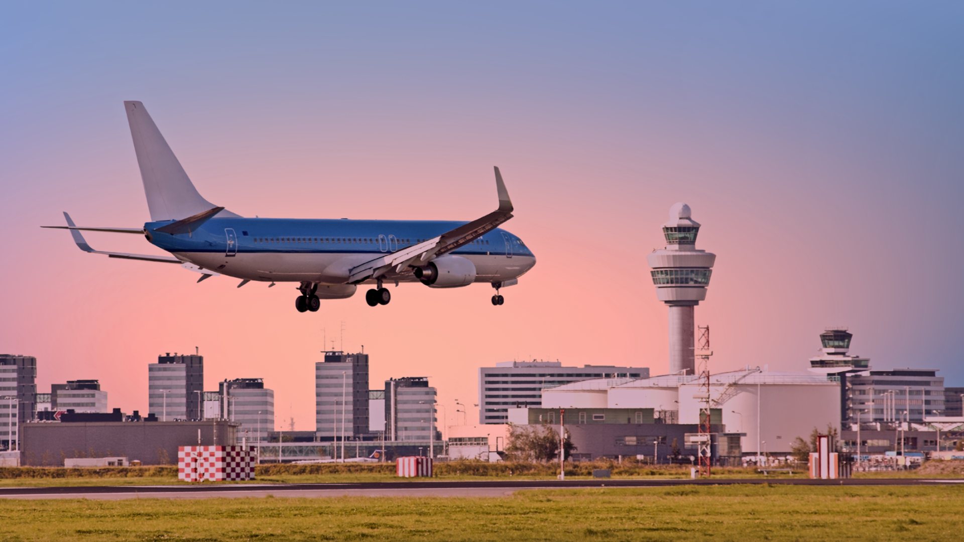 De Vismarkt aan het water op Schiphol, met terrassen en de Grote Kerk op de achtergrond