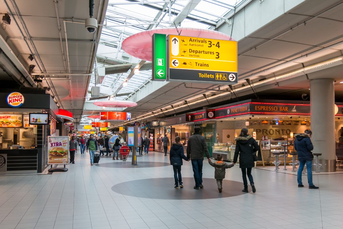 De Grote Markt op Schiphol met terrassen en de Grote Kerk